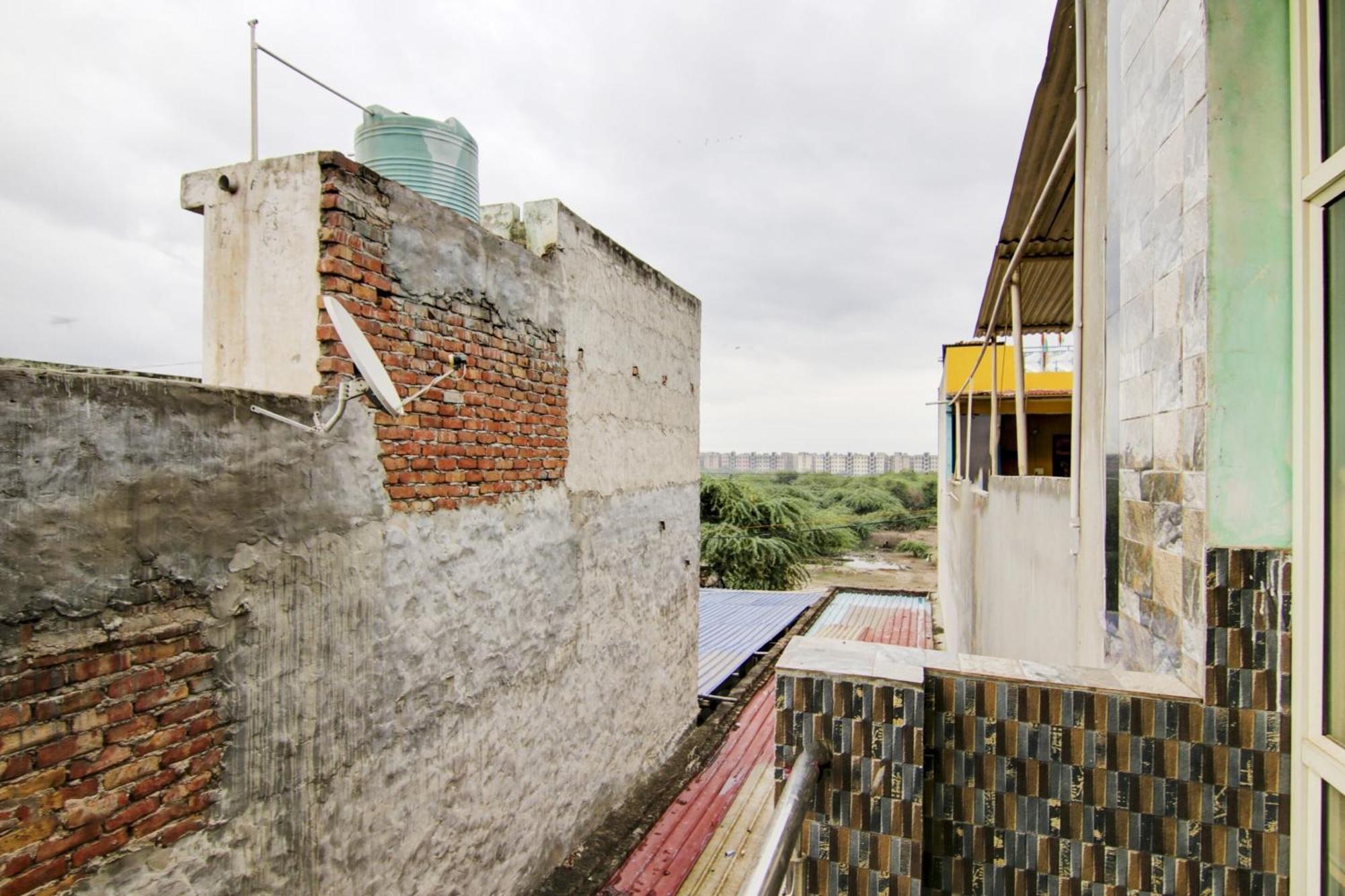 Hotel O S Palace Near Samaypur Badli Metro Station デリー エクステリア 写真